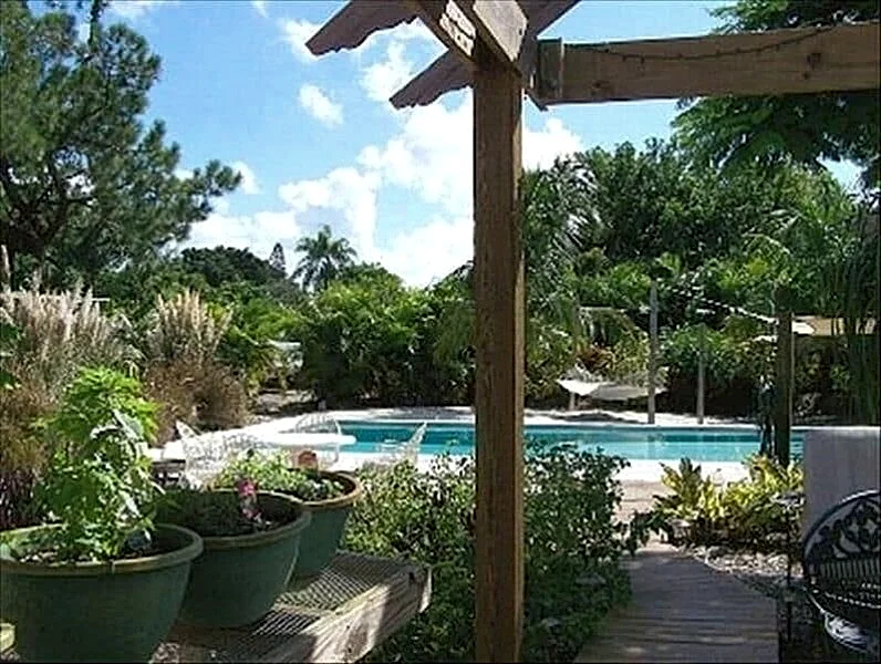 Private tropical paradise 155 5 ⭐️ reviews. No cleaning, pet fees. Clothing opt.